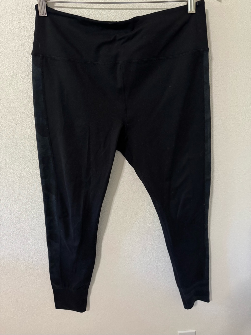 Vuori Black Camo Asymmetric Block Leggings Workout Ankle Gym Athleisure-Large